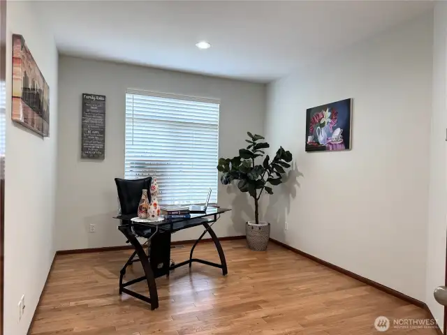 Office or #6 bedroom in main fllor