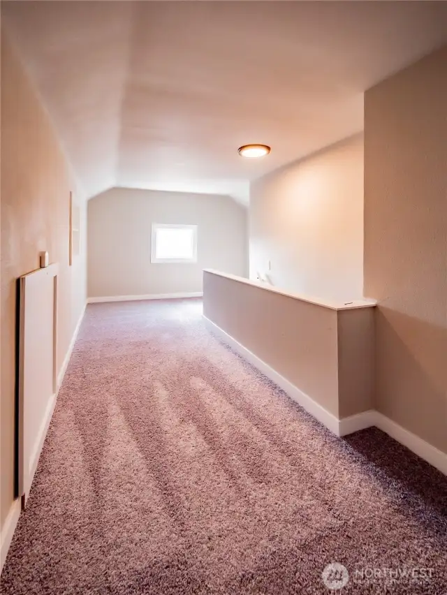 WIDE UPSTAIRS HALLWAY....EASY TO MOVE THINGS IN AND OUT