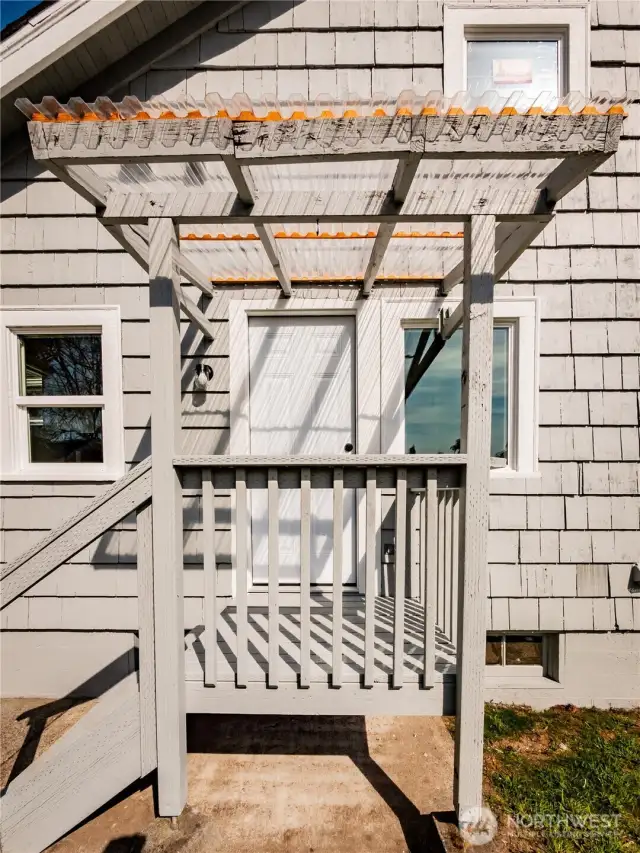 BACK PATIO DOOR LEADS TO KITCHEN