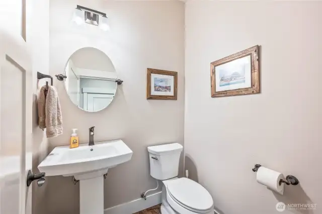 Main floor 1/2 bath