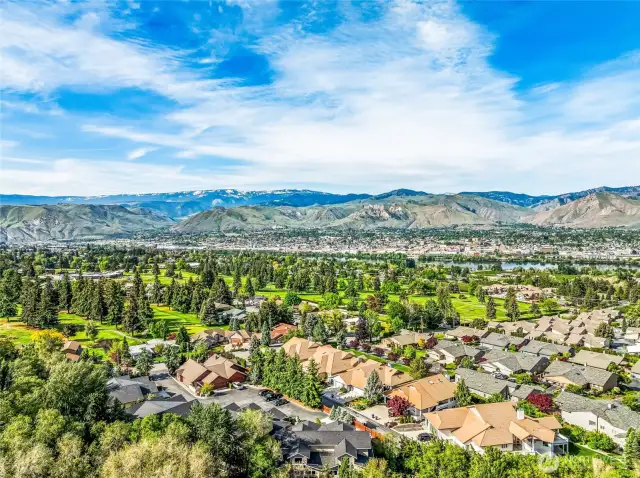 Close proximity to the Wenatchee Golf & Country Club