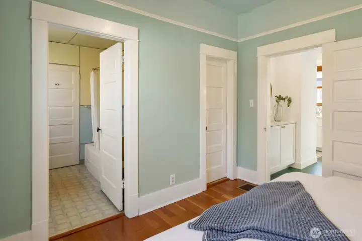 Primary entrance to Jack-and_Jill bathroom