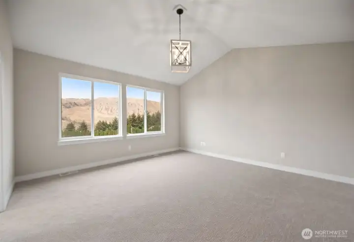 Nice sized room with high ceiling