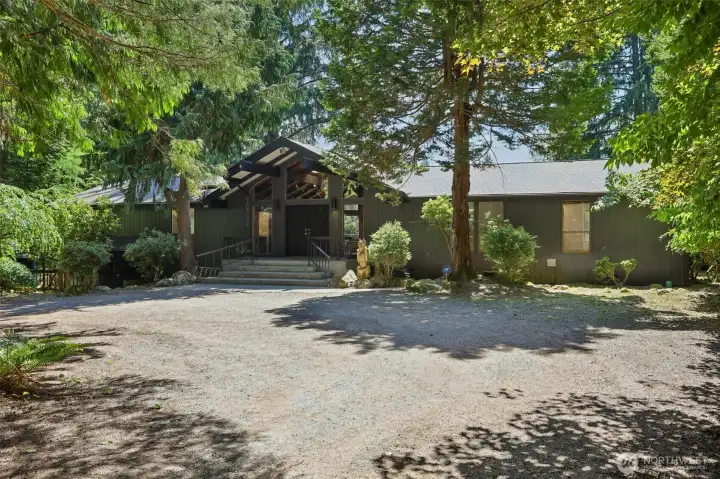 large circular driveway, allowing many parking opportunities and easy ingress egress