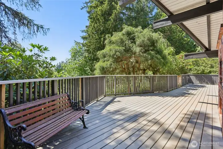 Outside deck boasting the Westerly views of the great outdoors and Pilchuck River.
