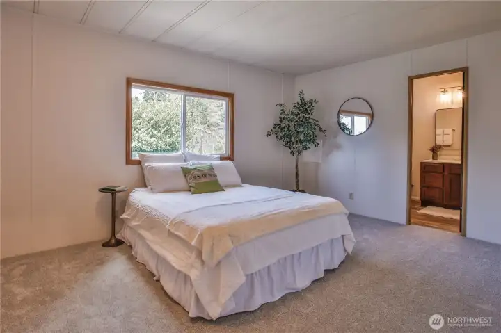 primary bedroom with ensuite full bath