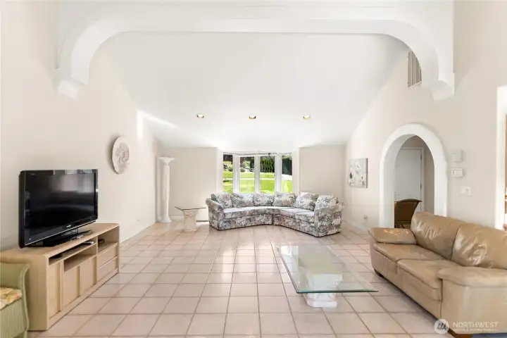 Huge Open Living space w/ vaulted ceilings