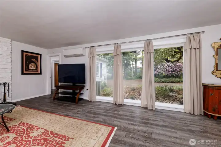 Look at these beautiful floor-to-ceiling windows! Look at these beautiful floor-to-ceiling windows!