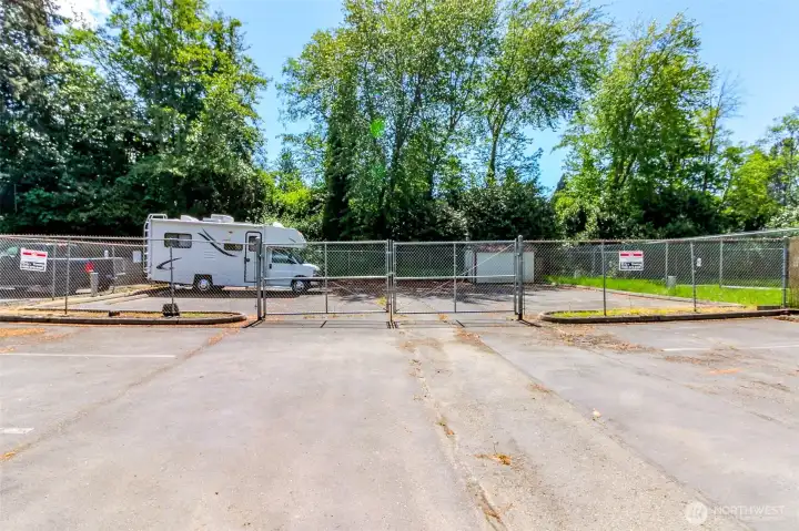 Owners can utilize RV parking! Owners can utilize RV parking!