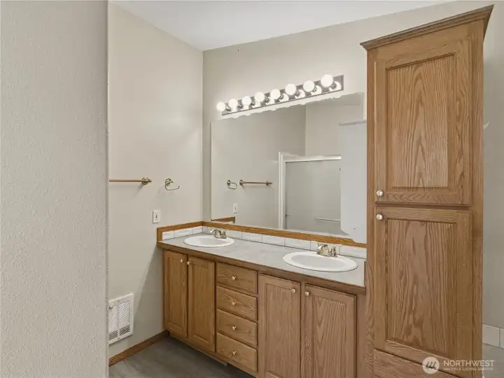 Dual vanity in primary. Dual vanity in primary.
