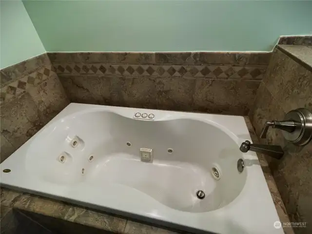Jetted tub in primary bathroom