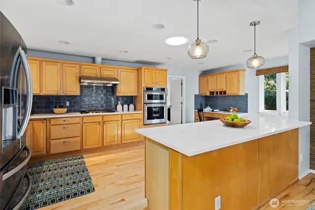 Large island separating the kitchen and the dining area