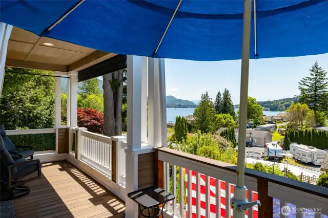 Picture a simpler life. Sit on your covered porch and admire the lake, enjoy the birds and breeze. Near the towns, but far enough away to feel you're living on vacation !