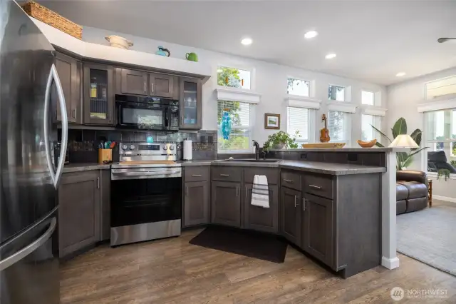 Spacious, modern and open kitchen. What a great view to cook with !