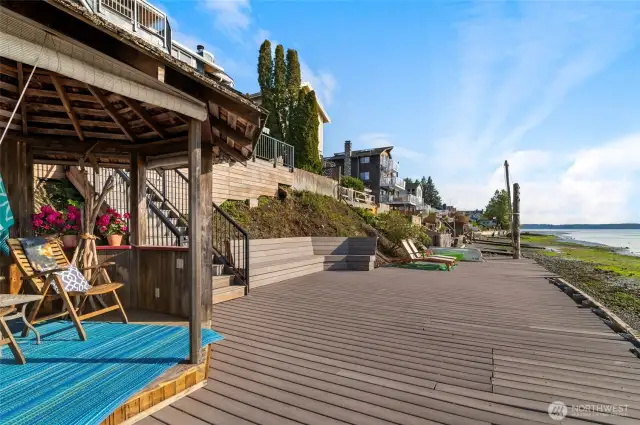 Large lower deck with Cabana