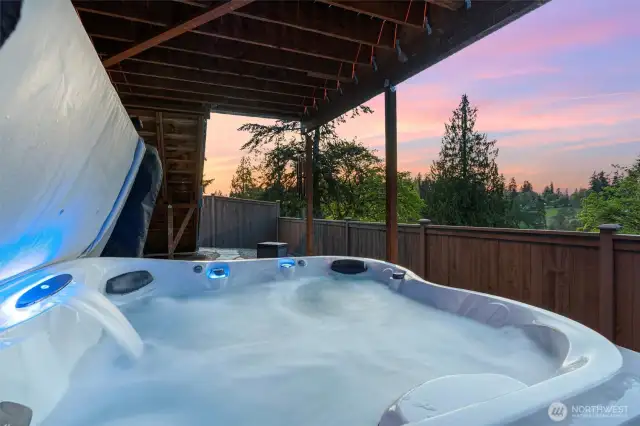 Unwind in your private jacuzzi surrounded by a fully fenced backyard, perfect for peaceful evenings. Enjoy breathtaking sunset views over lush valleys and treetops—your own serene escape.