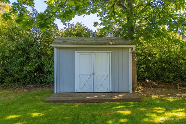 Outside shed for additional yard storage.