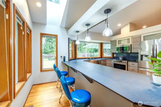 Breakfast bar is so handy & great for entertaining!
