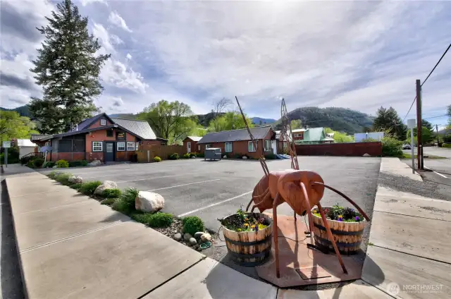 Paws A While Pet Suites and Twisp River Suites blends comfort with artistry throughout.