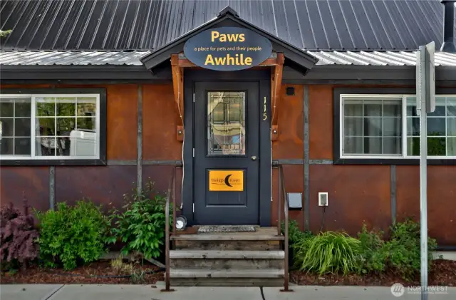 Paws A While Pet Suites welcomes travelers that travel with their best friends- be they cat or dog.