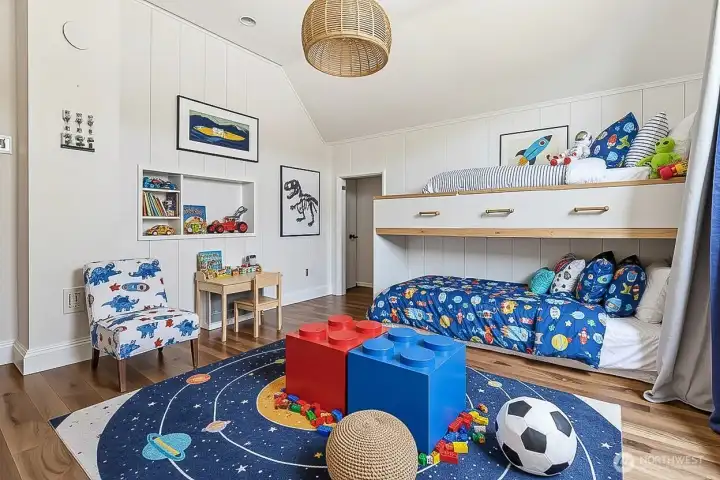 Bed - virtually staged