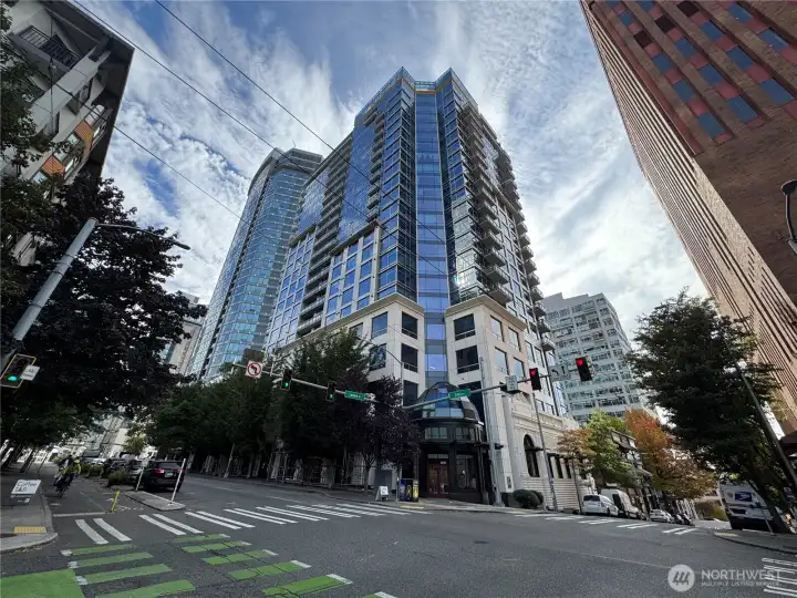 Cristalla Condominium - close to dining, shopping, Amazon, Pike Place Market, Waterfront & the new Waterfront Park, public transportation & more!  No rental cap & pet friendly!  Incredible price & value!