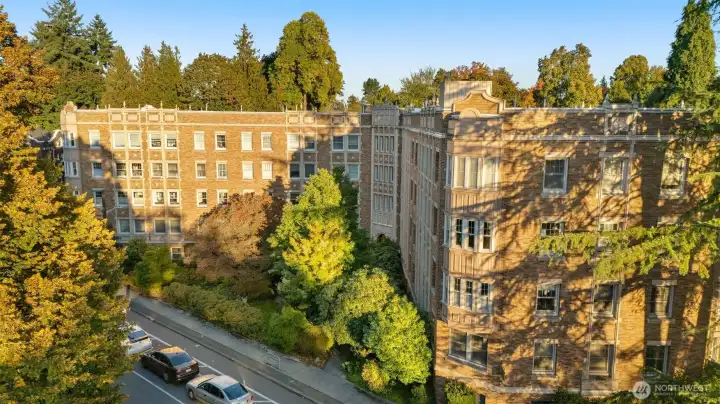 HIgh walkability score, across from Cowen Park, walk to light rail, buses