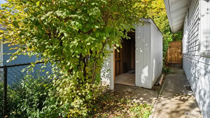 On this side of the house, the seller rebuilt this shed—and you guessed it—there’s power inside! Perfect for tools, hobbies, or extra storage, it’s a great blend of practicality and craftsmanship.