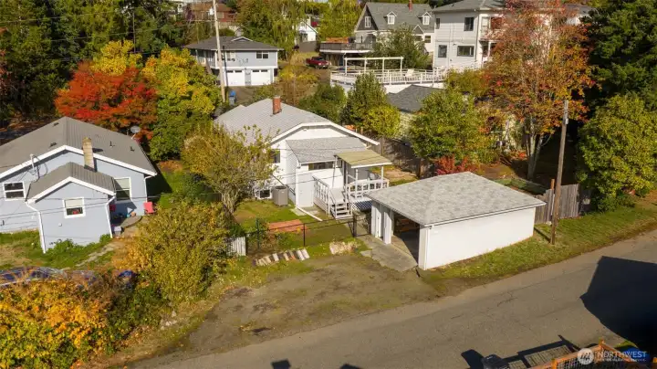 You simply won’t find a cuter or more solidly built home in Manette at this price point - what a true gem! Every detail shows care and quality, making this one stand out in the best possible way.
