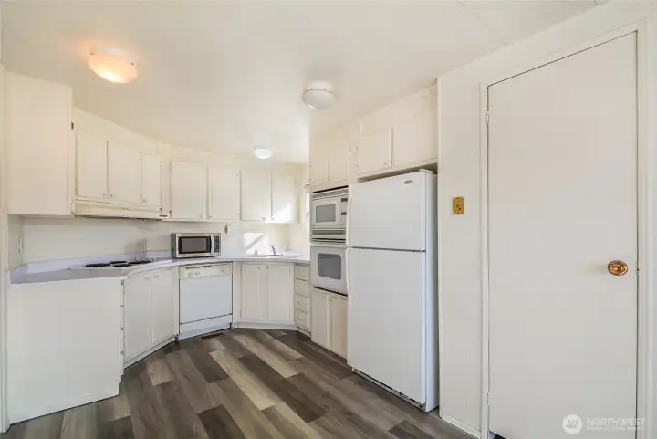 Large kitchen, all new floors!
