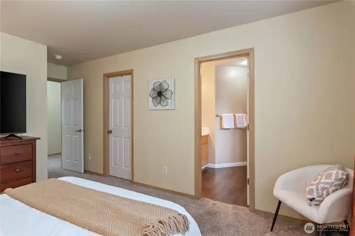 Primary bedroom with walk in closet and 5 piece en suite