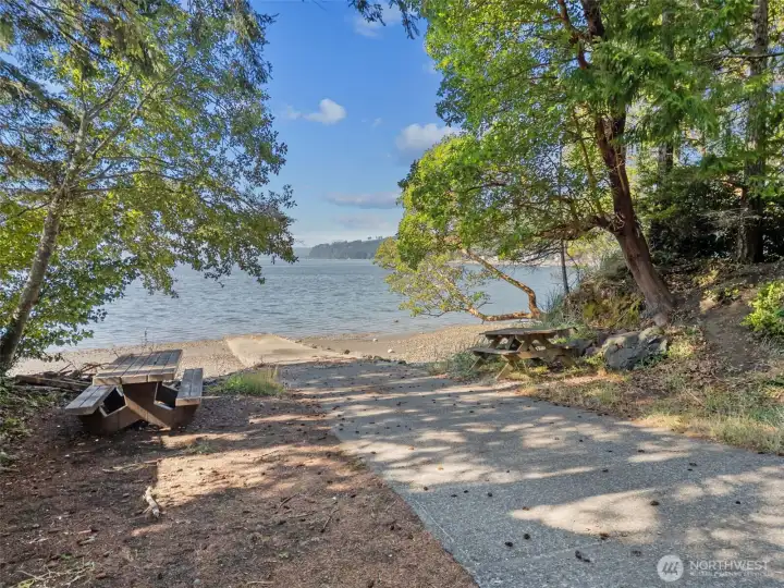 Boat launch for Maggie Lake community members only! Enjoy the saltwater life on Hood Canal.