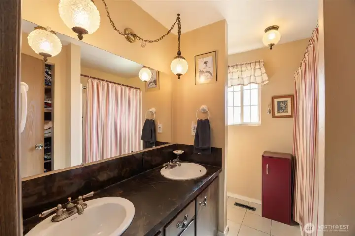 upper full bathroom