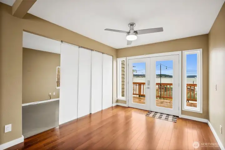 This photo highlights the retractable wall. (Top Unit)