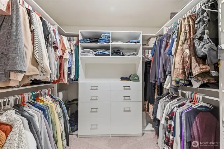 Primary closet w built ins