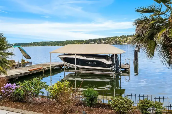 Covered hydraulic boatlift with remote controls