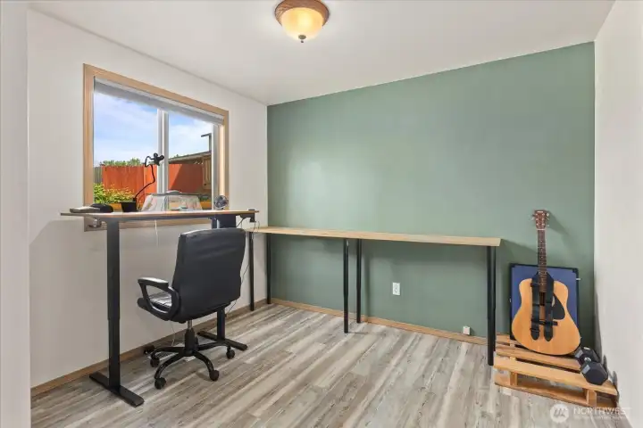 Secondary bedroom, perfect for guests or office
