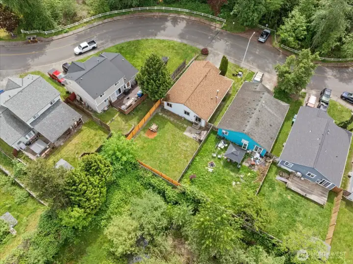 Bird’s-eye view highlighting the fully fenced yard and lot layout