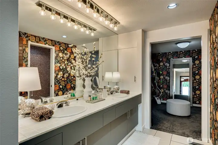 Primary bathroom to walk-in closet