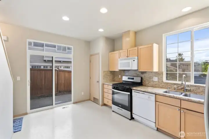 kitchen/dining area
