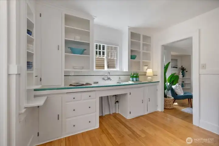 Vintage turquoise tile accents.