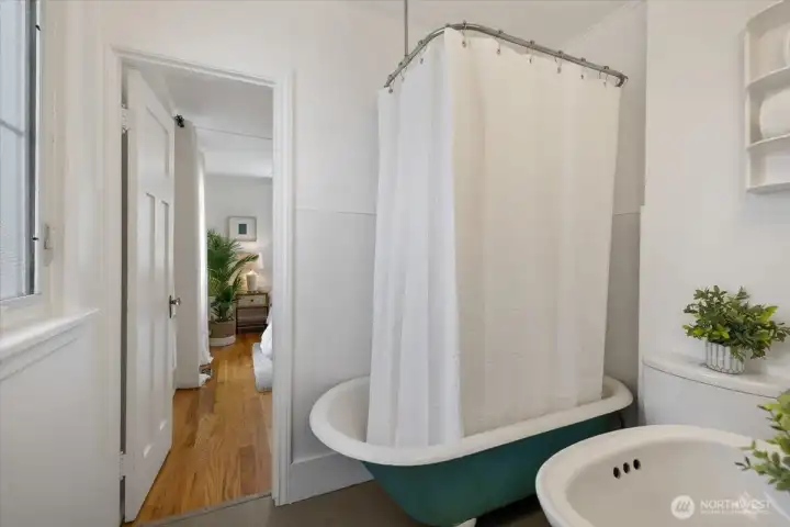 Clawfoot tub