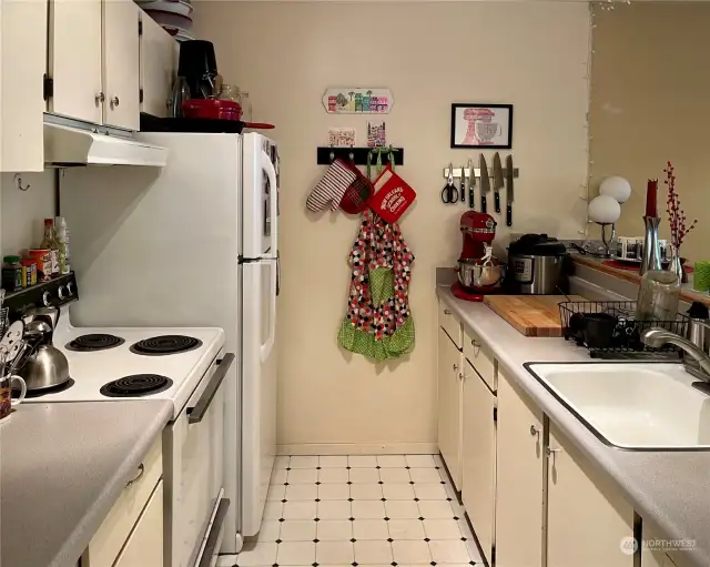 Plenty of room for all of your gear in this well-sized kitchen.