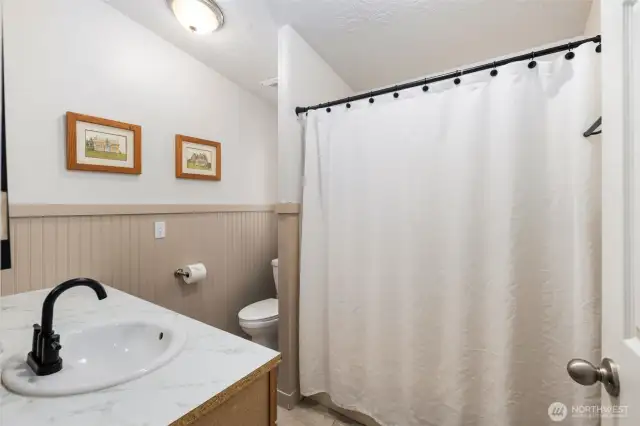 Ample space in the bathroom.