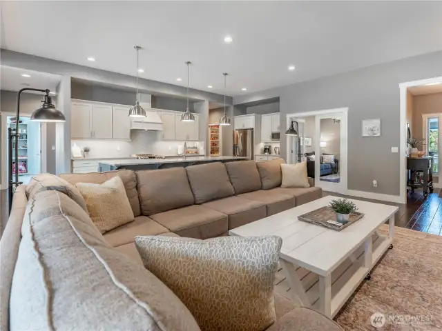Open-Concept Design – Perfect for entertaining with a seamless connection between living, dining, and kitchen spaces.