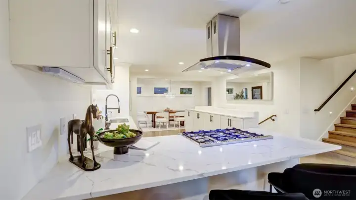 Gorgeous peninsula island with eating bar.