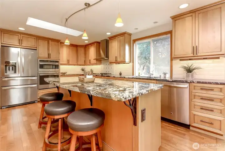 XXL Island w custom cabinetry