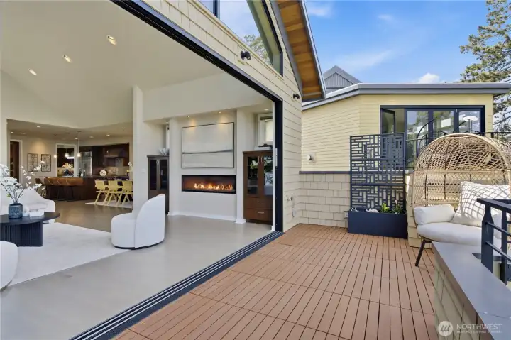 A fully retractable nana glass wall transforms the living room into an open-air pavilion — the Seattle indoor-outdoor lifestyle at its finest.