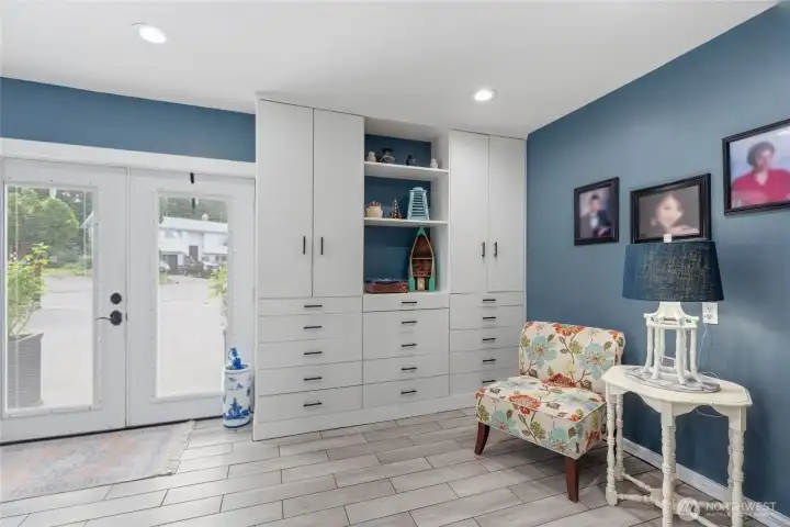 The other end of the mudroom