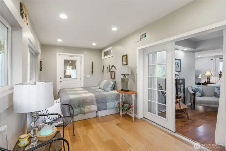 Nice sunroom or guest area.